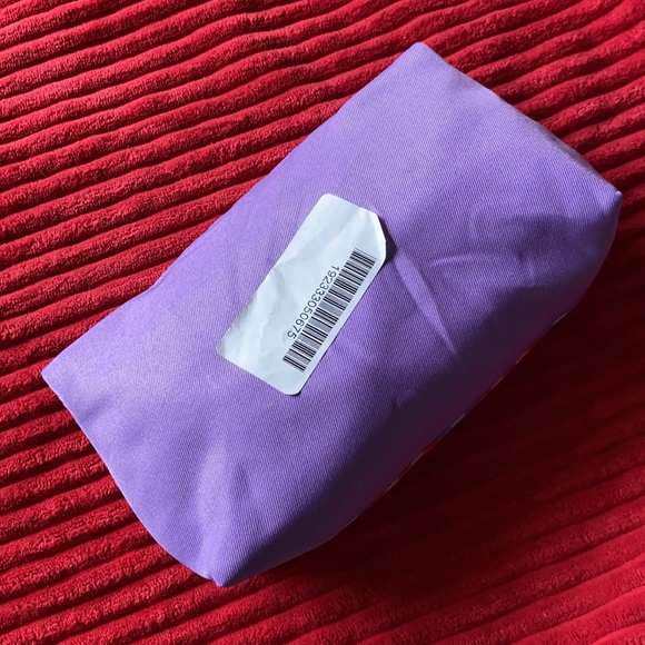 Pretty Clinique makeup bag - Picture 3 of 4